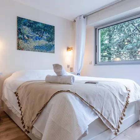 2-room With Terrace Close To The Center *